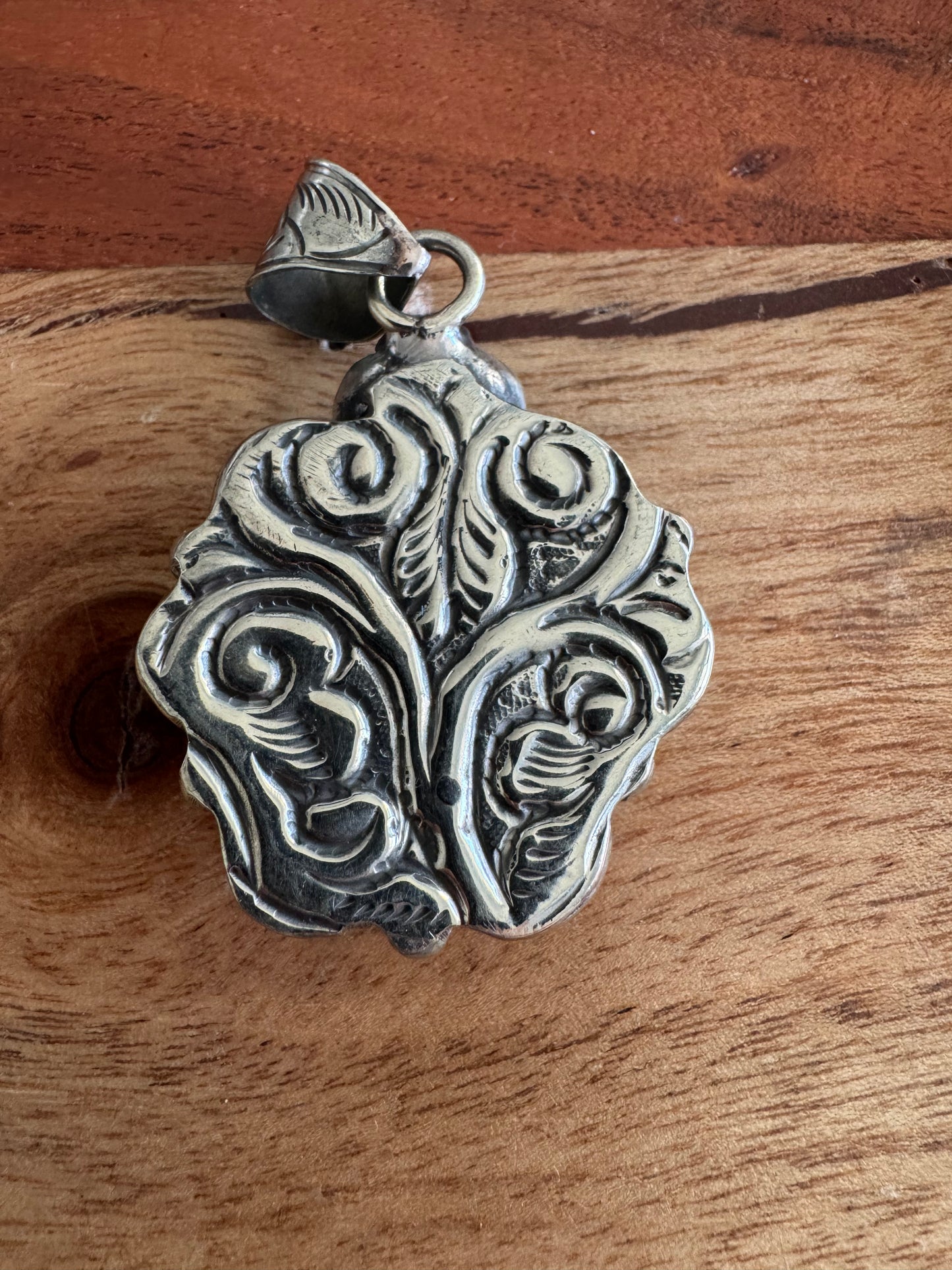 Pink Conch Shell Heart Pendant with Floral Accents – Southwest Style