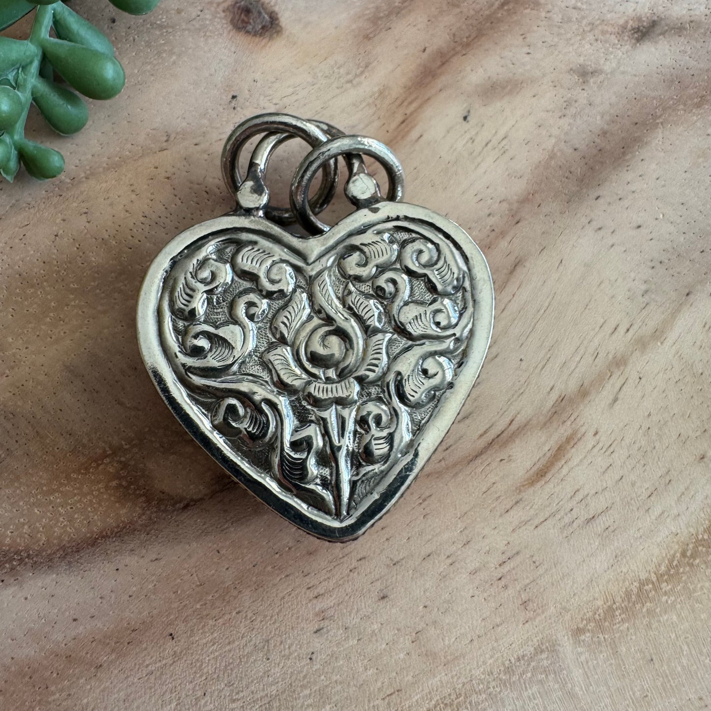 Bumblebee Jasper Heart Pendant with Embossed Accents – Antique Silver-Tone Statement Piece SWP24