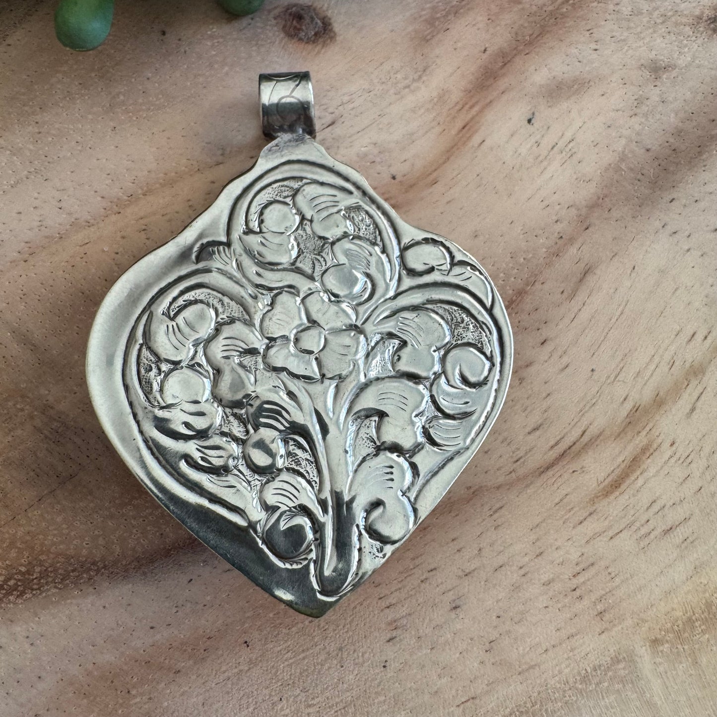 Spiny Oyster & Silvertone Southwestern Heart Pendant SWP08